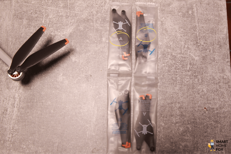 Die unterschiedlichen Rotoren der DJI Mini 3 Pro sind in der Verpackung.